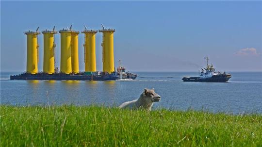 Die sogenannten Transition Pieces für den Offshore-Windpark „He Dreiht“ werden bereits transportiert.