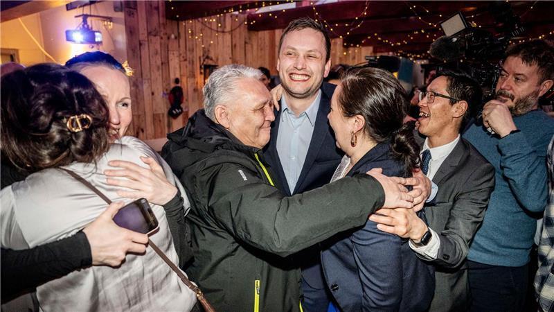 Die sozialliberale Partei Demokraatit um ihren Vorsitzenden Jens-Frederik Nielsen (Mitte) hat die Parlamentswahl auf Grönland gewonnen.