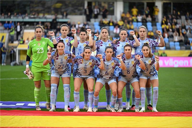 Spaniens Fußball-Weltmeisterinnen fühlen sich „befreit” Die spanischen Spielerinnen protestierten beim Teamfoto mit erhobener Faust.