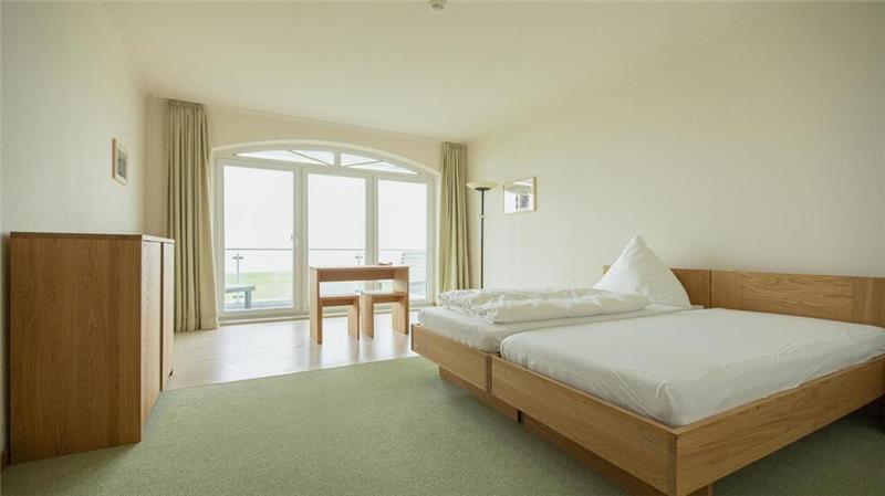 Die spartanische Einrichtung der Zimmer soll ein Rückzugsort sein aus der hektischen und lauten Welt.