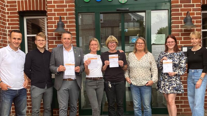 Die sportlichste Kommune im Landkreis Stade: Die Mitarbeiter der Samtgemeinde Lühe, darunter Samtgemeindebürgermeister Timo Gerke (3. von links), wurden ausgezeichnet.