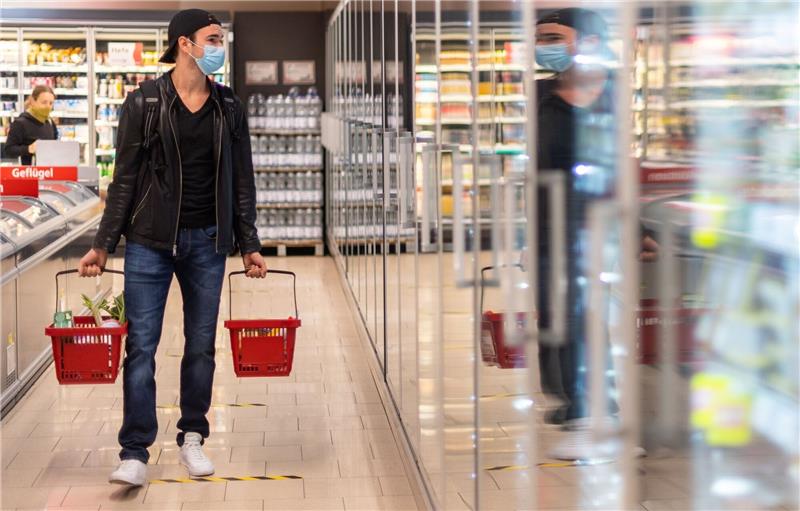 Die staatlich verordnete Maskenpflicht beim Einkaufen fällt in weiten Teilen Deutschlands weg, wenn die Geschäfte am Montag öffnen - gewisse Schutzvorkehrungen könnten aber bleiben.