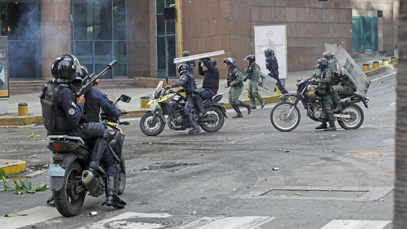 Machtprobe in Venezuela - Proteste gegen Maduros Wahlsieg Die staatlichen Sicherheitskräfte gehen hart gegen die Demonstranten vor.