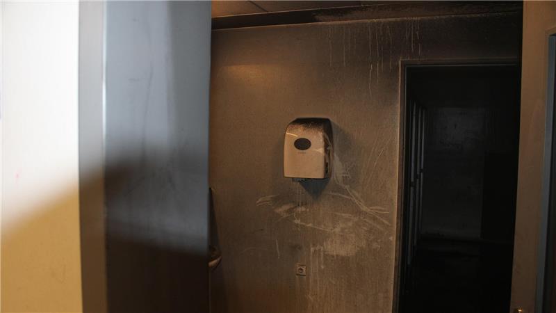 Die stark verrußte Schultoilette.