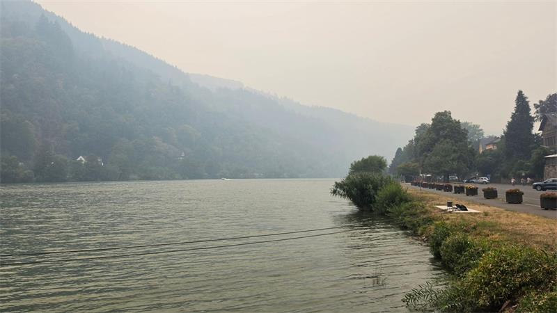 Brand im Hohen Venn: Monschau bereitet Evakuierungen vor Die starke Rauchentwicklung ist auch in Rheinland-Pfalz zu sehen.
