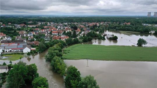 Die starke Strömung brachte das Boot der Rettungskräfte zum Kentern.