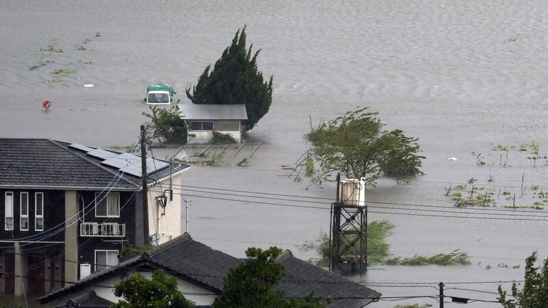 Starker Taifun trifft auf Japan - Tote und Verletzte Die starken Regenfälle infolge des Taifuns lassen Flüsse gefährlich anschwellen.