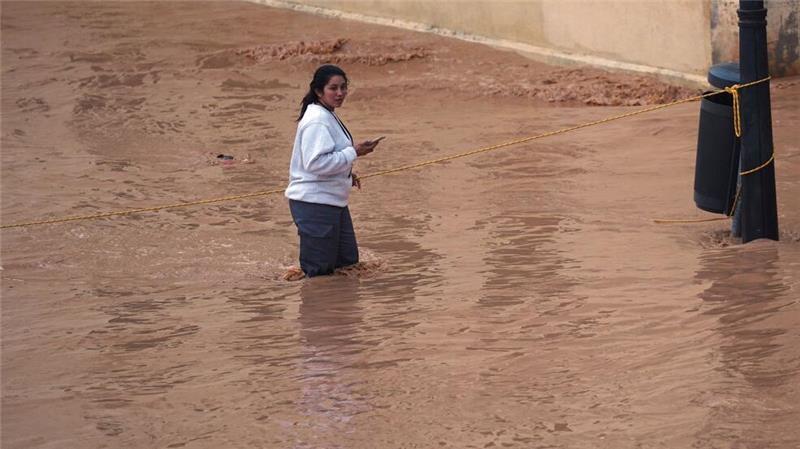 „Spanien weint“: Fast 100 Tote bei „Jahrhundert-Unwetter“ Die starken Regenfälle setzen unzählige Straßen, Gebäude und Felder unter Wasser.