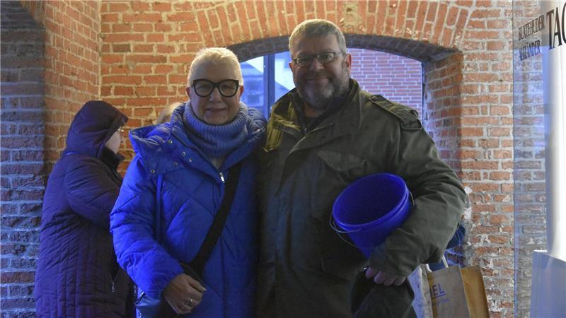 Die stellvertretende Bürgermeisterin Petra Möhle und der Erste Stadtrat Ralf Dessel verkauften die ersten Glücksschweine.