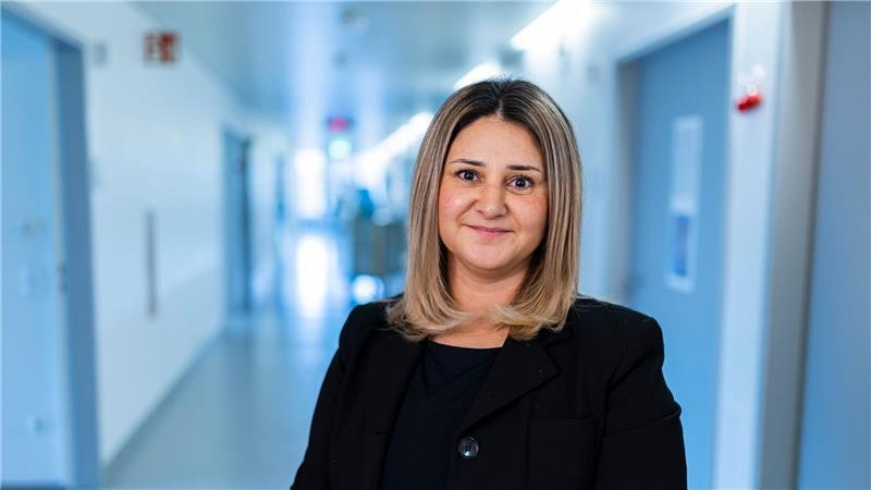 „Patientenversorgung leidet darunter“: Bis zu 70 Prozent Bürokratie im Krankenhaus Die stellvertretende Stationsleiterin Leylan Savgat beklagt den Druck, den die Bürokratie für die Pflegekräfte bedeutet.