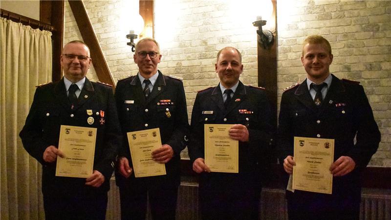 Die stellvertretenden Gemeindebrandmeister Frank Josten (von links) und Uwe Heins wurden zum 1. Hauptbrandmeister befördert, Matthias Strasdas zu Harsefelds Hauptbrandmeister und Marek Decker zum Ortsbrandmeister in Bargstedt.