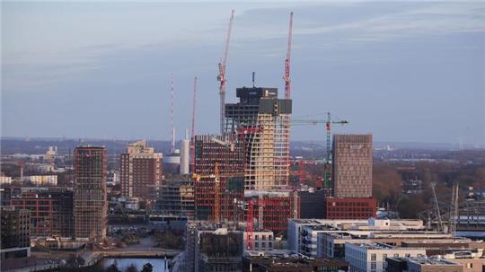 Die stillgelegte Baustelle des Elbtower (M) ganz im Osten der Hafencity in Hamburg.