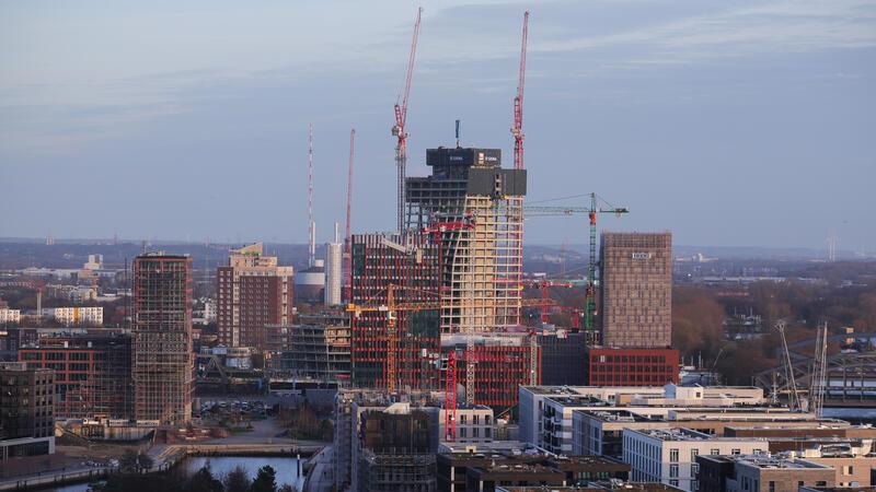 Die stillgelegte Baustelle des Elbtower (M) und weitere Baustellen und Gebäude in der Hafencity.
