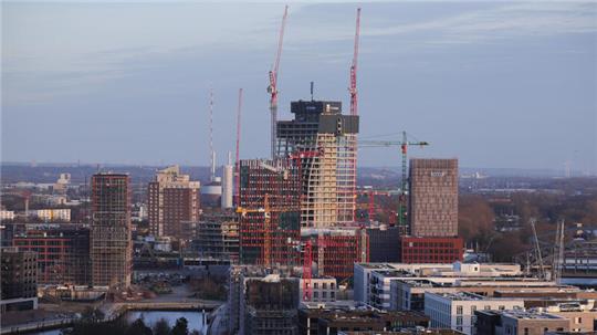 Die stillgelegte Baustelle des Elbtower (M) und weitere Baustellen und Gebäude in der Hafencity.