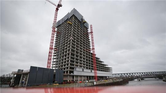 Die stillgelegte Baustelle des Elbtower in der Hafencity. (Archivbild)