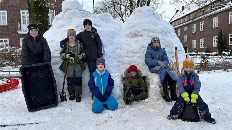 Die stolzen Iglu-Bauer präsentieren die Top-Immobilie in Ottenbeck (von links): Cedric, Erik, Emil, Johann, Wilhelm, Greta und Brida hatten Hilfe von drei Vätern.