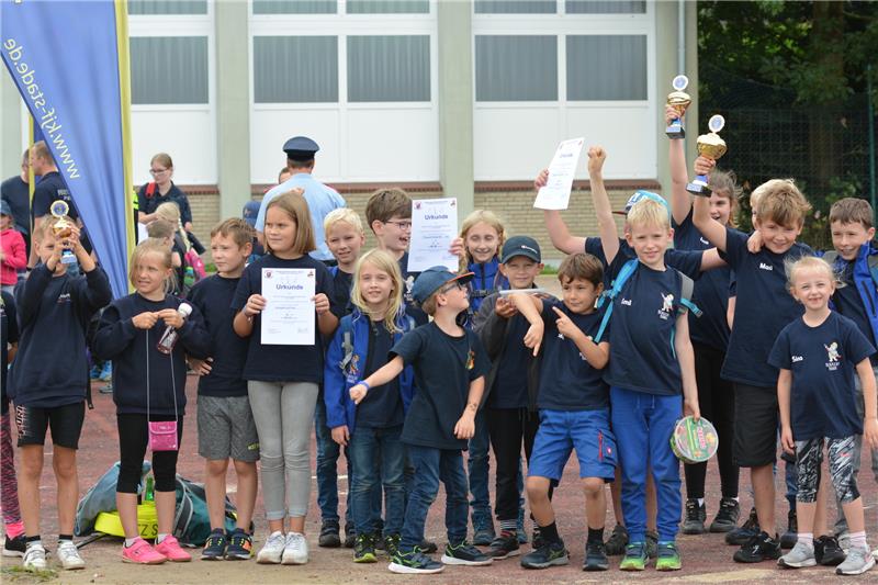 Feuerwehrnachwuchs stellt ganzes Geschick unter Beweis Die strahlenden Sieger beim Spiel ohne Grenzen. Foto: König/Kreisjugendfeuerwehr