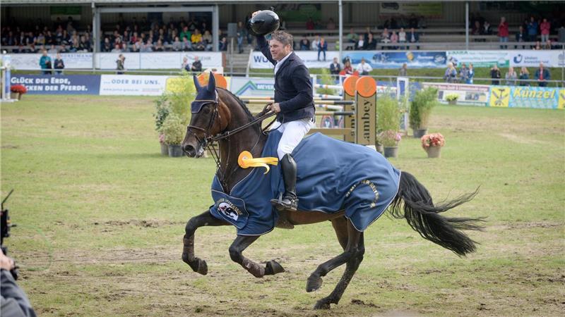 Die strahlenden Sieger und Titelverteidiger: Steffen Engfer mit seinem Dapardie. Foto: Masorat
