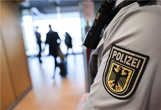 Die sturzbetrunkene Frau erreichte den Bahnhof Altona gegen 23 Uhr.