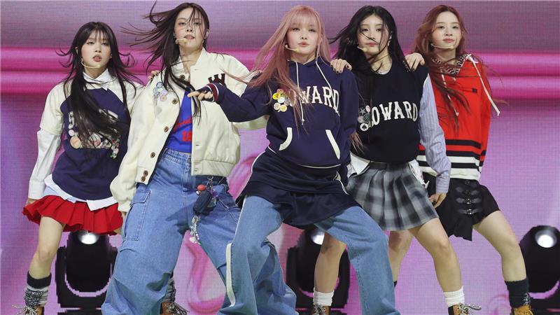 Erster K-Pop Random Dance im Kreis Stade - aber was ist das? Die südkoreanische Girlgroup Illit tritt bei einem Showcase auf.