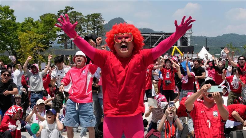 Die südkoreanische Mannschaft gewinnt ihr erstes WM-Spiel. Die Fans feiern in der Heimat. 
