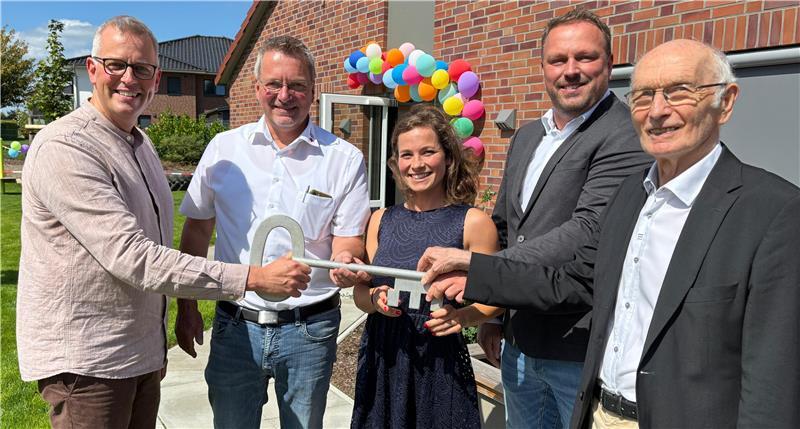 Die symbolische Schlüsselübergabe an der Dollerner Kita am Kranichweg: Samtgemeindebürgermeister Knut Willenbockel, DRK-Vorstand Uwe Lütjen, Kita-Leiterin Stephanie Kinzel sowie die Architekten Malte Wriedt und Heinrich Wiebusch (von links).