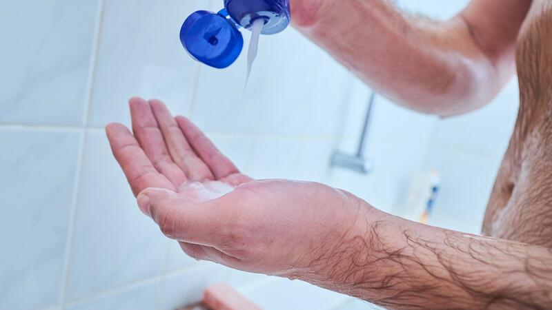 Haarausfall: Was können Männer tun? Die tägliche Dusche gehört für viele Menschen dazu - zur Körperhygiene, aber auch als Wohlfühlritual, in das man sich ungern reinreden lässt.