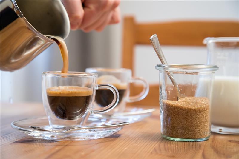 Die tägliche Kaffeepause ist für viele purer Genuss. Wer Bluthochdruck hat, muss darauf nicht verzichten. Foto: Christin Klose/dpa