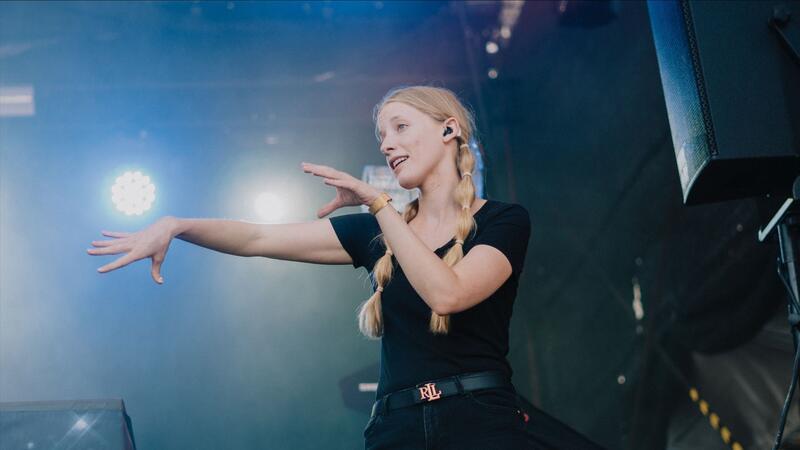 Influencerin: KI kann Gebärdensprache noch nicht erkennen Die taube Musikperformerin Cindy Klink performt Lieder in Gebärdensprache.