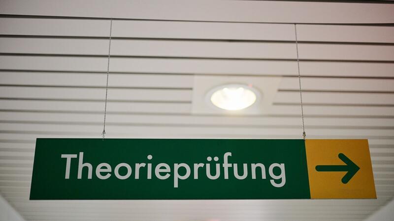 Schummel-Alarm: Hunderte Betrugsversuche bei Prüfungen für Führerschein Die theoretische Führerscheinprüfung löst bei einigen Prüflingen so viel Bammel aus, dass sie lieber jemand anderen hinschicken. (Symbolfoto)