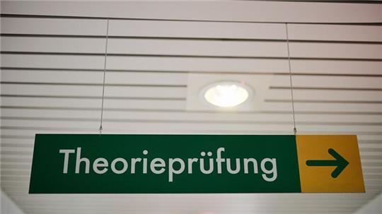 Die theoretische Führerscheinprüfung löst bei einigen Prüflingen so viel Bammel aus, dass sie lieber jemand anderen hinschicken. (Symbolfoto)