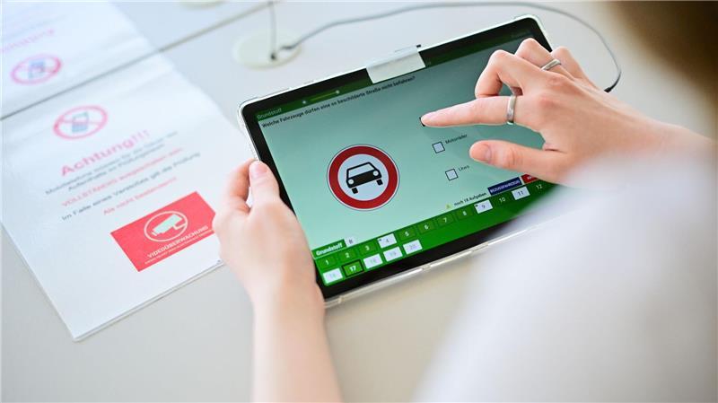 Die theoretische Prüfung ist eine Hürde auf dem Weg zum Führerschein. Eine Bande soll dabei in großem Umfang betrogen haben. (Symbolbild)