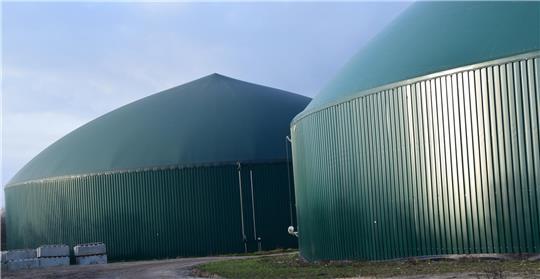 Die tief stehende Sonne scheint auf die Biogasanlage in Ketzendorf, sodass sich Muster auf den Gebäuden bilden. Der Rat der Stadt Buxtehude erlaubt dem Betreiber, den Standort zu erweitern.