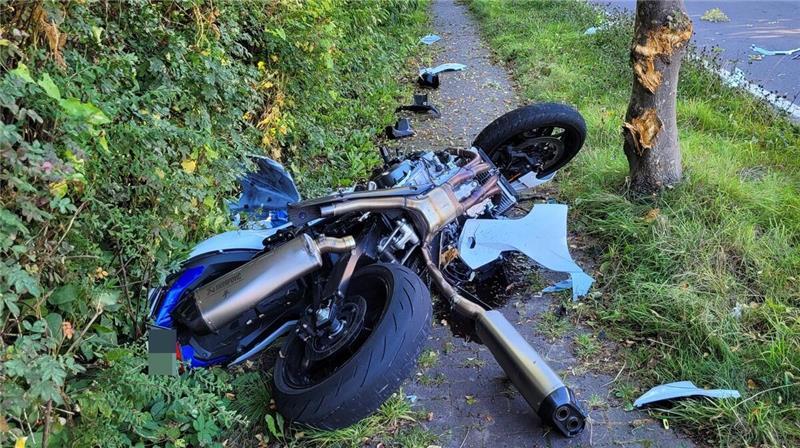 Altes Land: Motorradfahrer prallt in PKW und verletzt sich schwer Die total beschädigte Suzuki des Motorradfahrers nach dem Unfall.