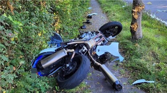 Die total beschädigte Suzuki des Motorradfahrers nach dem Unfall.