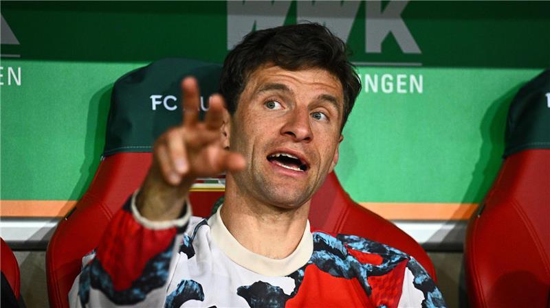 Die triste Gegenwart: Auch in Augsburg saß Thomas Müller erstmal wieder auf der Bank.