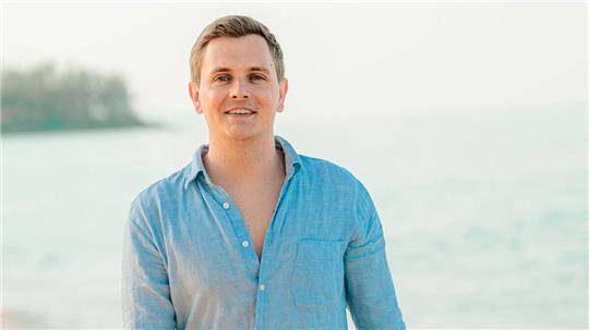 Die tropische Strandbucht in Thailand hat etwas von Traumurlaub. Doch für Tim Sandt war der Dreh auf Phuket harte Arbeit. Foto: RTL ZWEI / Luis Zeno Kuhn