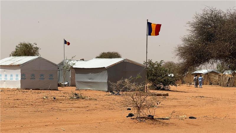 Die tschadische Fahne weht am Eingang des Flüchtlingslagers Aboutengé.