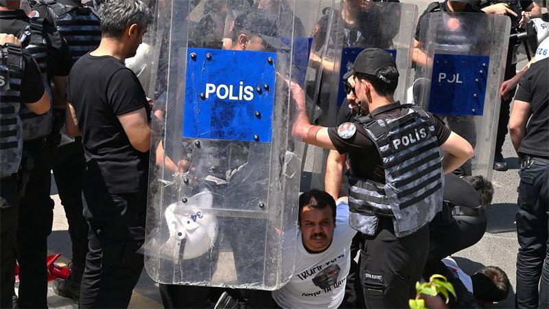 Die türkische Polizei greift hart durch. 