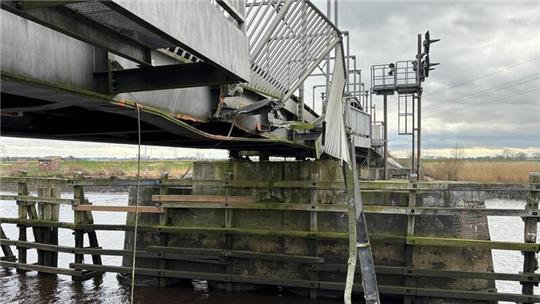 Die über die Hunte führende Eisenbahnbrücke bei Elsfleth wurde durch die Schiffskollision schwer beschädigt.