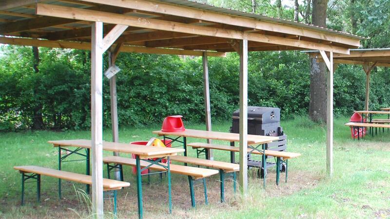 Die überdachten Grillplätze laden auch bei schlechtem Wetter zum Barbecue ein.
