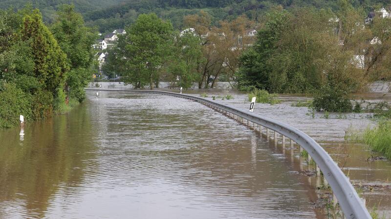 Die überflutete Straße L98 bei Cochem an der Mosel (Rheinland-Pfalz).