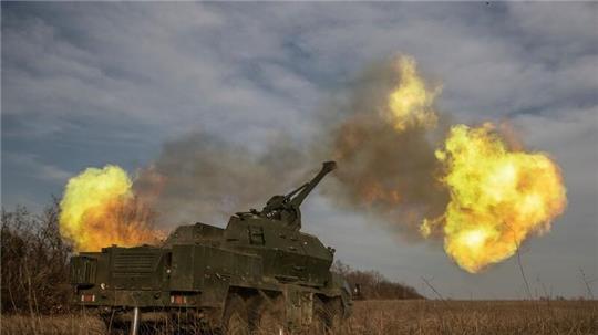 Die ukrainische 152-mm-Panzerhaubitze Dana feuert auf russische Stellungen in der Region Donezk.