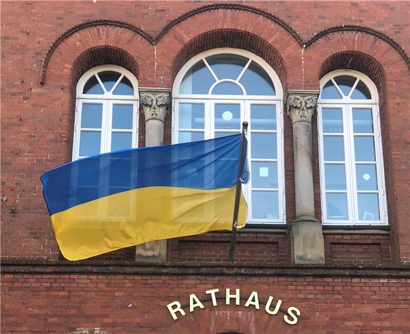 Die ukrainische Flagge weht am Freiburger Rathaus. Foto: Aktionsbündnis