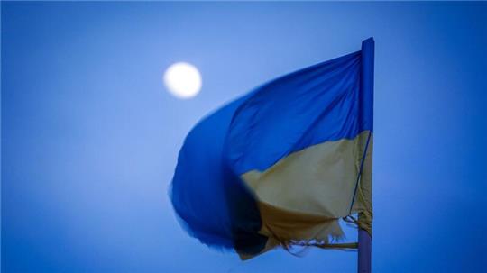 Die ukrainische Flagge weht im Mondlicht über der Hafenstadt Odessa.