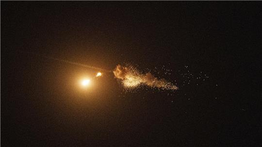  Die ukrainische Luftabwehr fängt eine Shahed-Drohne während eines russischen Luftangriffs auf die Hauptstadt in Kiew, Ukraine, am Samstag, 7. September 2024, ab. 
