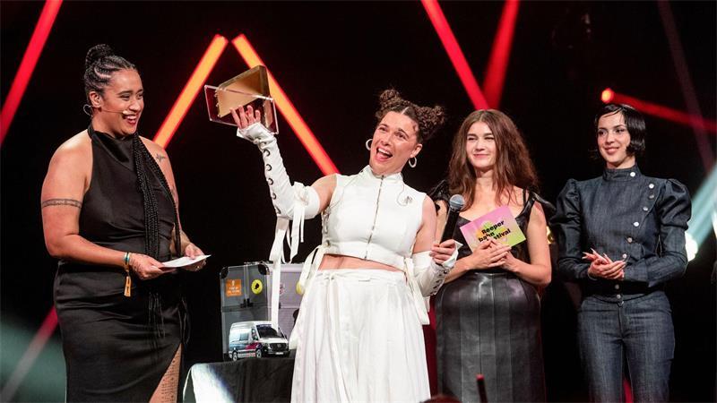 Ganna gewinnt Nachwuchs-Preis des Reeperbahn-Festivals Die ukrainische Sängerin Ganna bekommt den Nachwuchspreis überreicht.