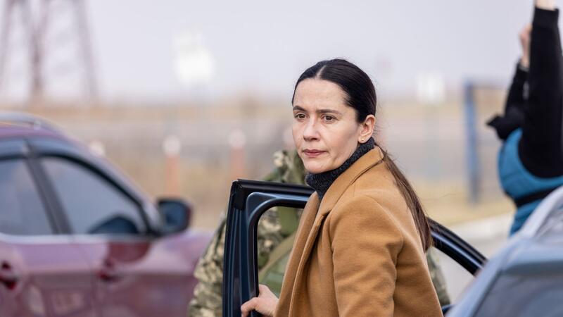 „In Her Car“: Der Ukraine-Krieg als Fernsehserie Die ukrainische Therapeutin Lydia (Anastasia Karpenko) bietet Mitfahrmöglichkeiten in ihrem Auto an.