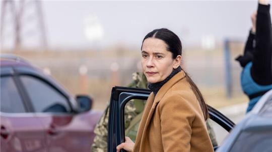 Die ukrainische Therapeutin Lydia (Anastasia Karpenko) bietet Mitfahrmöglichkeiten in ihrem Auto an.