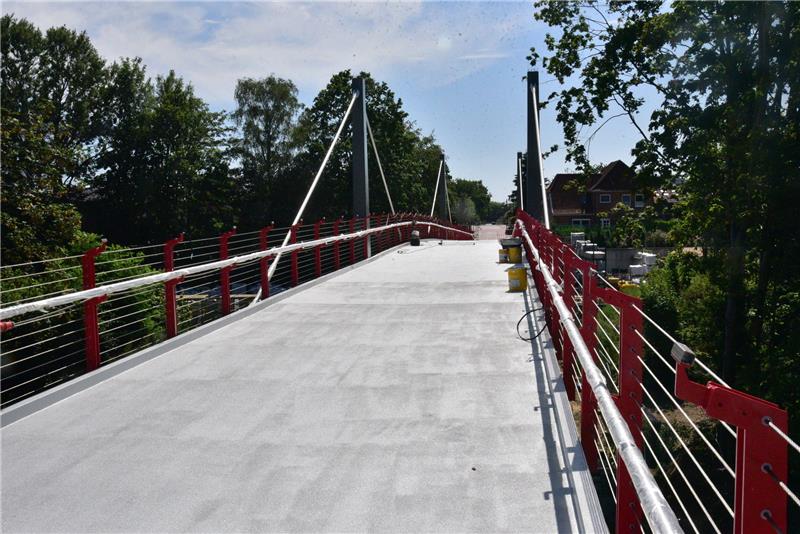 •Die umstrittene Brücke für Fußgänger und Radfahrer über den Bahngleisen soll den Norden und den Süden Harsefelds verbinden.
